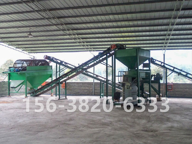 豬糞有機(jī)肥發(fā)酵篩分包裝現(xiàn)場(chǎng)